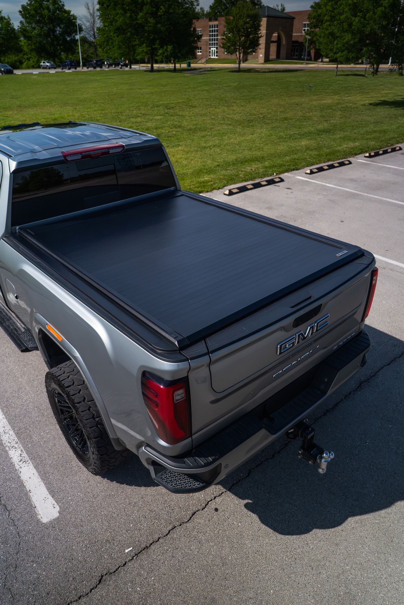Rear three-quarter daylight view, cover closed